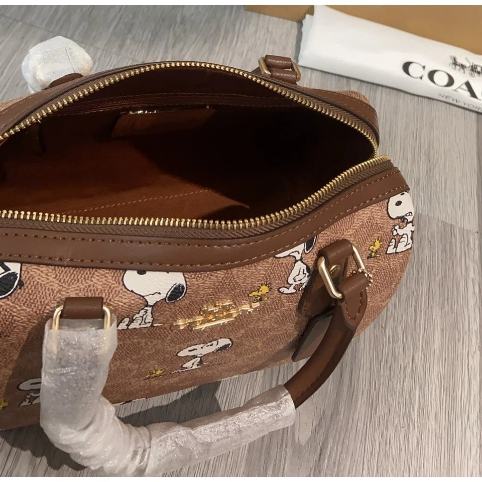 coach handbags Women's Snoopy Handbag crossbody bag brown - Image 3 of 4