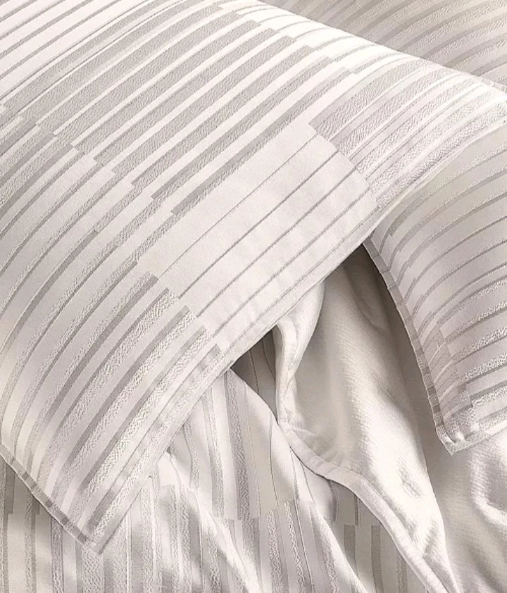 Edredón y fundas King de 3 piezas Hotel Collection "Metallic Strie", marfil/oro, nuevo con etiquetas Foto 4 de 4