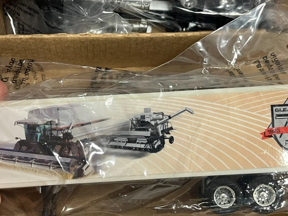 GLEANER 75th PETERBILT 377 Semi Tractor Trailer 1:64 ERTL NIB NICE! AGCO Allis - Image 4 of 4