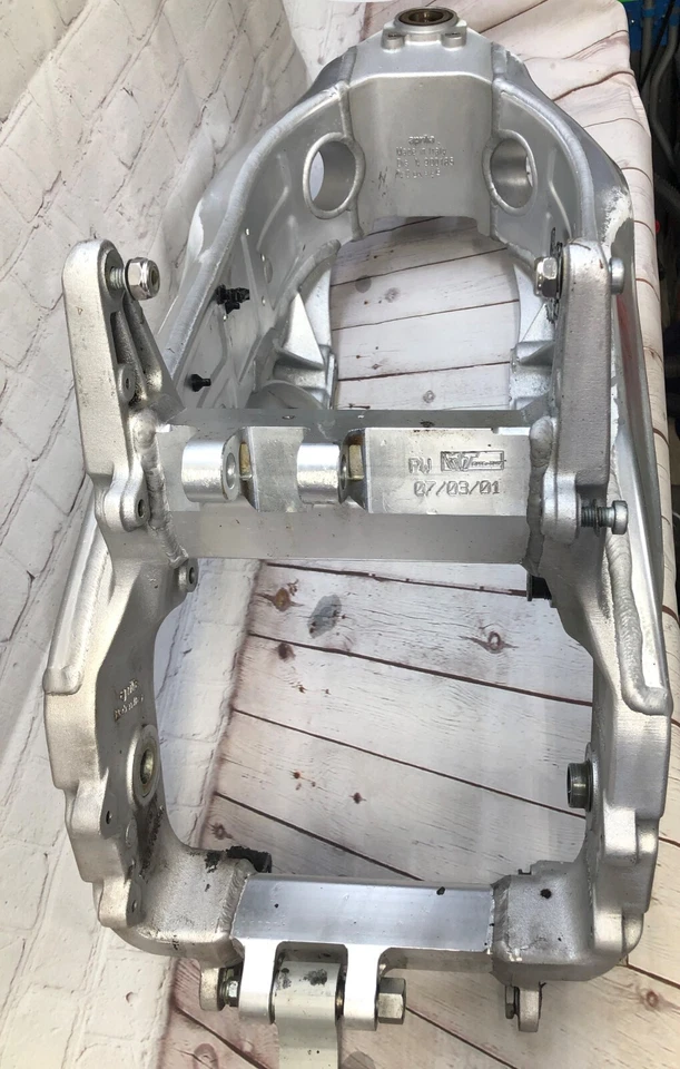 Futura 主框架底盘 2002 Aprilia RST 1000 Futura — 第 2/4 张图片