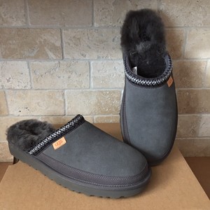 dark grey ugg slippers