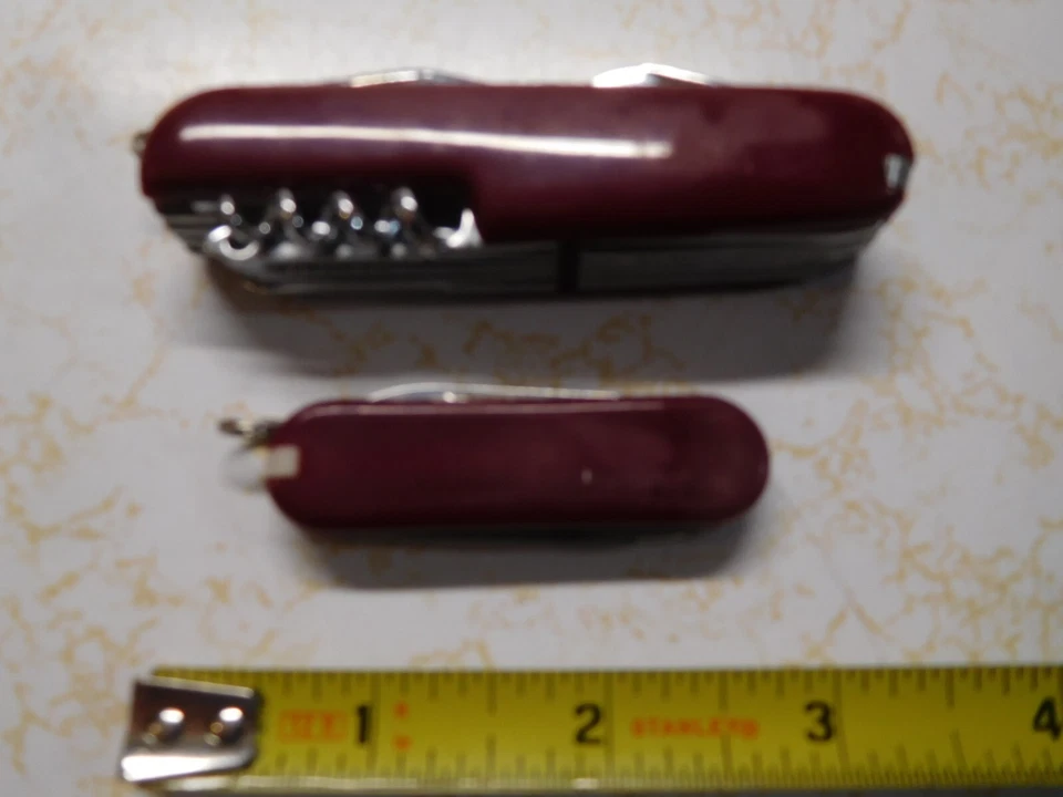 2 cuchillos multiherramienta ROJOS de "estilo ejército suizo" cada uno con pinzas y palillo de dientes Foto 2 de 3