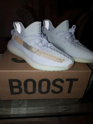 Este e o adidas Yeezy Boost 350 v2 Hyperspace