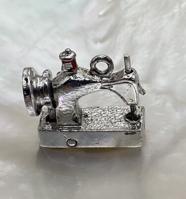 VINTAGE STERLING SILVER SEWING MACHINE CHARM
