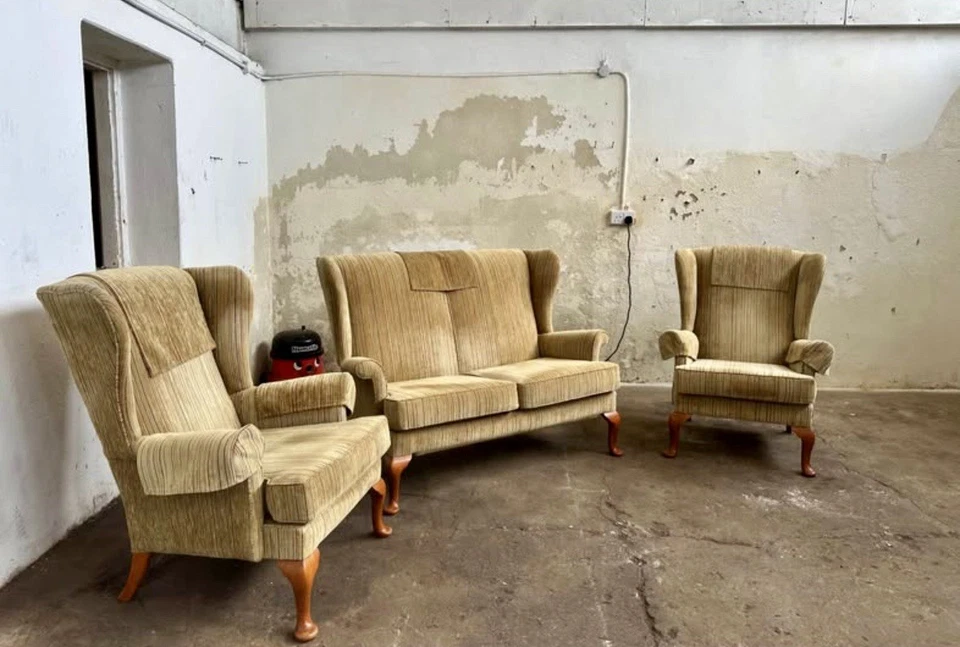 PARKER KNOLL PENHURST 3 PIECE VINTAGE ARMCHAIR X2 AND 2 SEATER WING BACK - Image 2 of 4