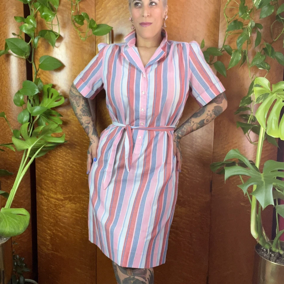 Vestido de cintura listrado vintage anos 70 listras rosa e azuis anos 70 gola entalhada M G - Imagem 2 de 4