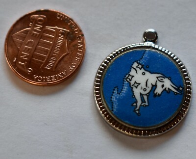 VINTAGE ZODIAC ROUND PENDANT 23mm CAPRICORN*FLUTED METAL EDGES * ENAMELED STONE