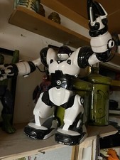 VINTAGE WOWWEE WHITE  BLACK ROBOSAPIEN ROBOT 2004 WORKS GREAT NO REMOTE.
