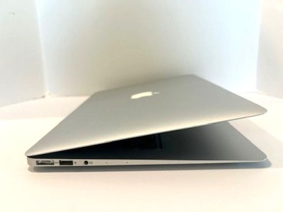 2017 Apple MacBook Air 13-inch 1.8GHz Dual-Core Intel i5, 8GB