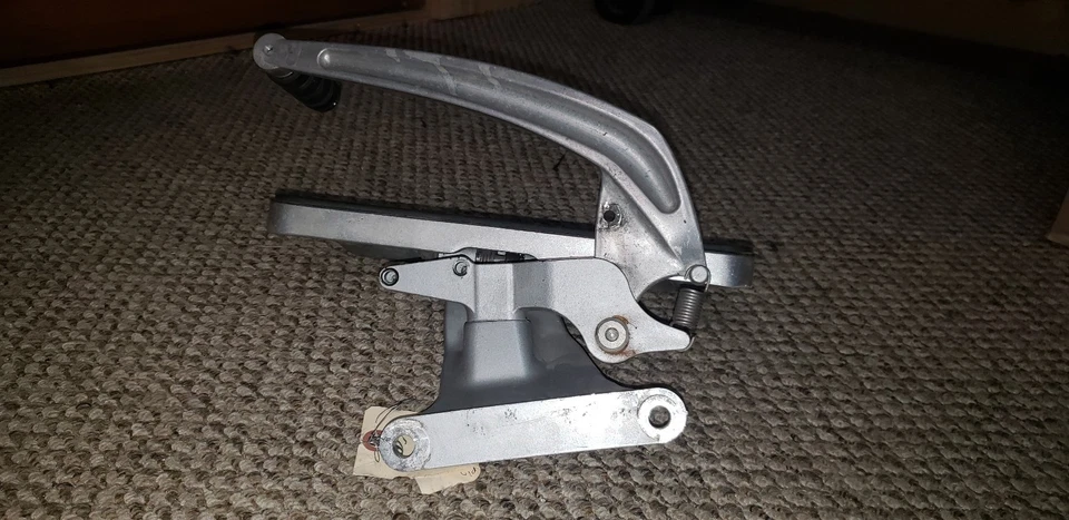 02 Polaris Victory V92 Kingpin delantero derecho conductor estriba freno de piso Foto 2 de 4