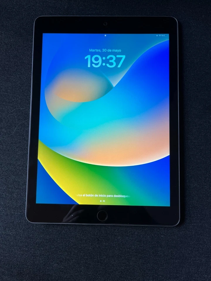 Apple iPad (5th generation) · 32GB · Wi-Fi, foto 1 de 2