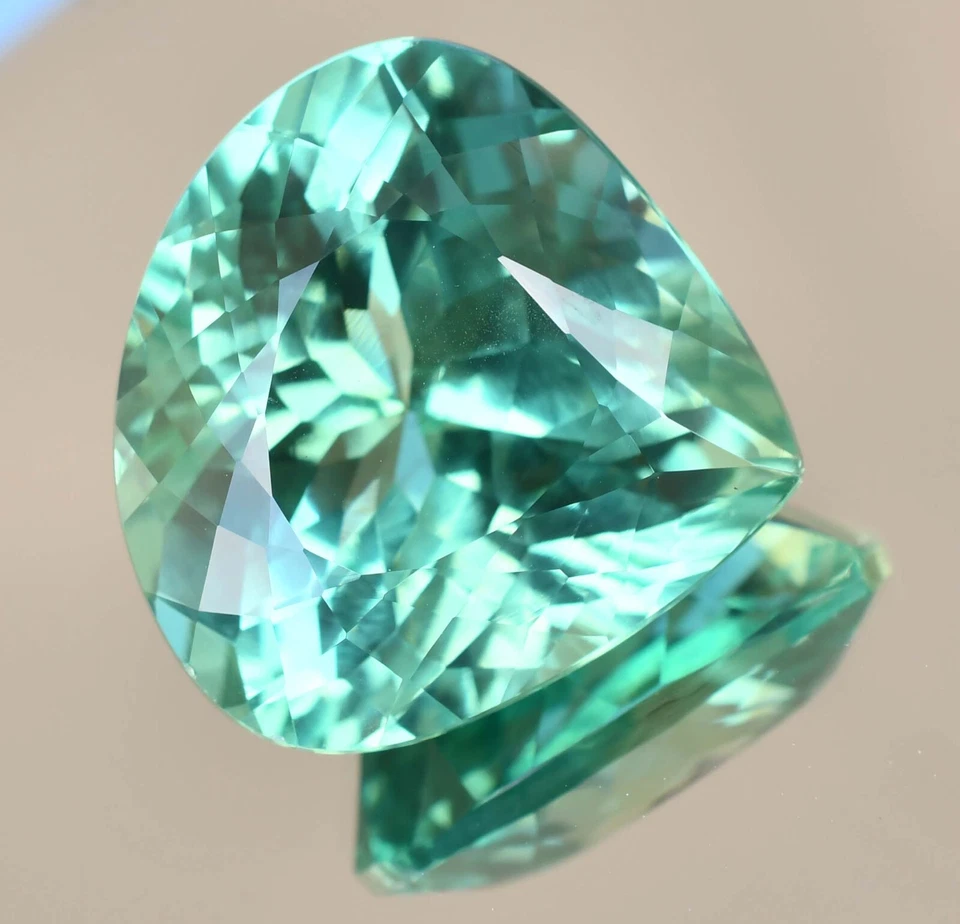 Piedra preciosa suelta de pera con certificación de zafiro parti bicolor natural impecable de 42,30 quilates Foto 2 de 4