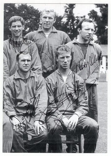 1966 WORLD CUP POSTCARD SHOWING BOBBY MOORE SIGNED BY FOUR ENGLAND WINNERS