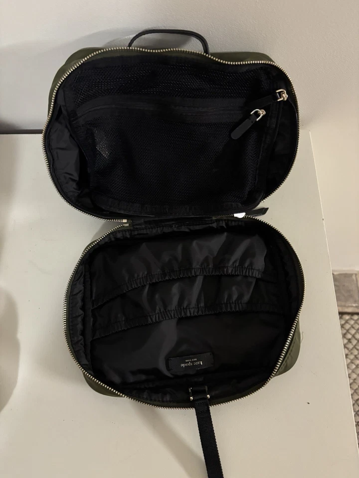 Bolsa de viagem Kate Spade maquiagem/banheiro, cor verde oliva - Imagem 2 de 2