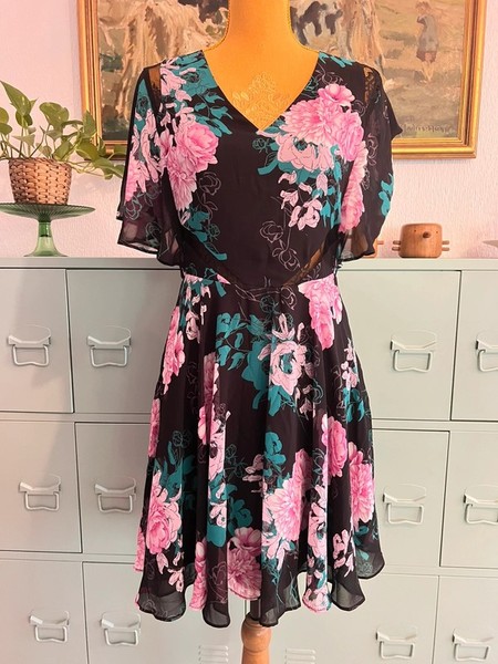 Elegant and feminine floral dress by Guess 🌸