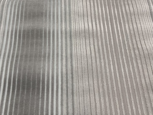 Tela Uphol a Rayas de Terciopelo Corte Francés Anna - Terciopelo Ombre Gris 5,2 yardas AW9672 - Imagen 2 de 4