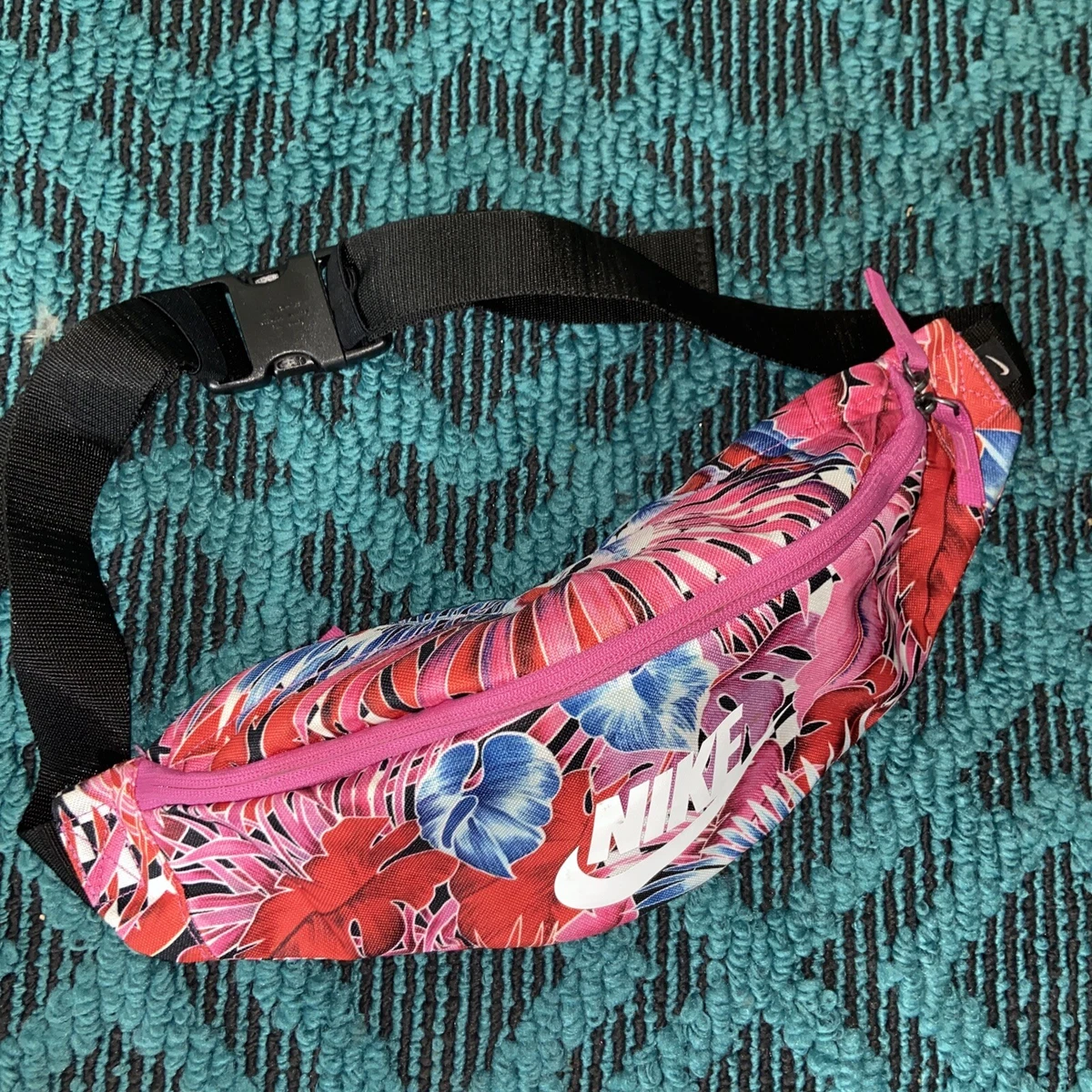 Nike heritage hotsell hip pack floral
