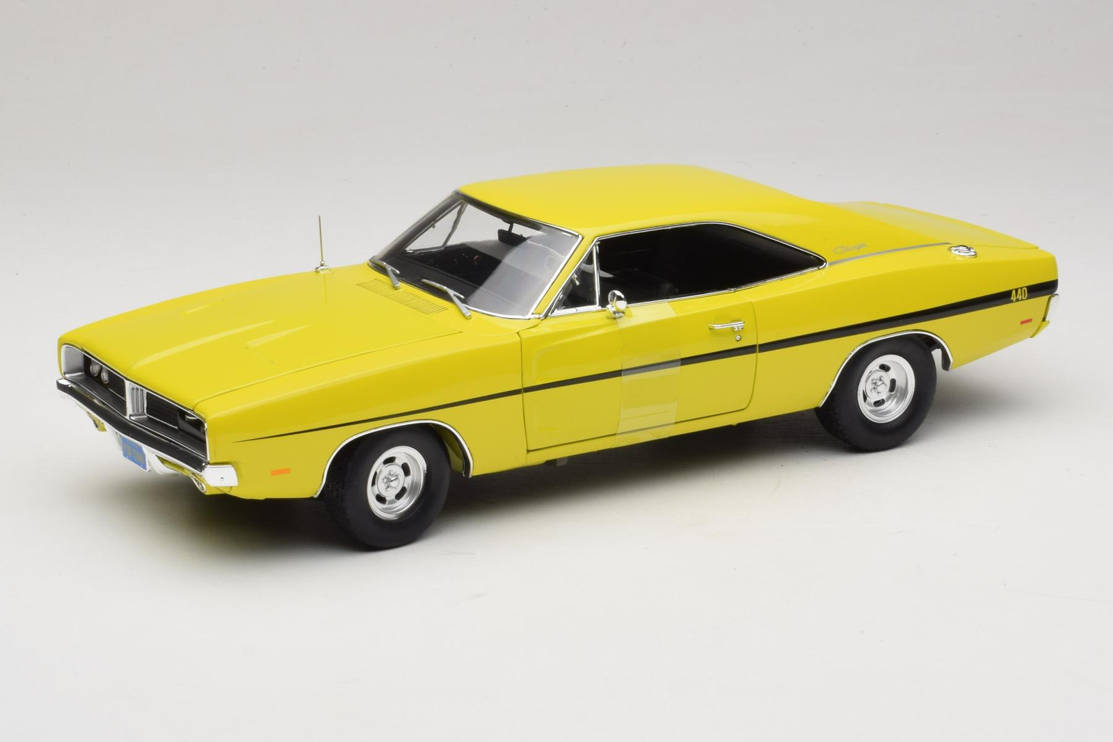 AWSS101/06 Dodge Charger R/T Yellow Dirty Mary Crazy Larry AutoWorld 1/18