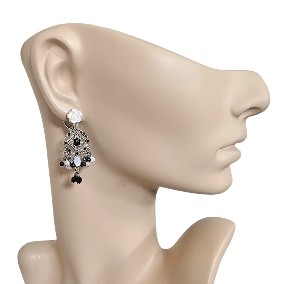 Lote de 2 pares de pendientes de araña en blanco y negro firmados por LIZ CLAIBORNE poste colgante Foto 3 de 4