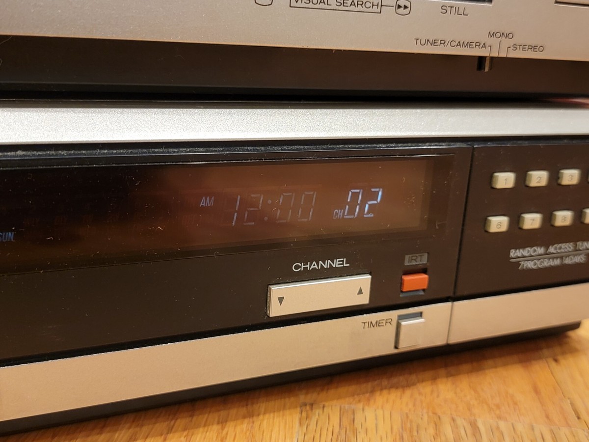 Hitachi VTTU8A 5 Head Portable VCR Video Tuner Retro 1980s Vintage