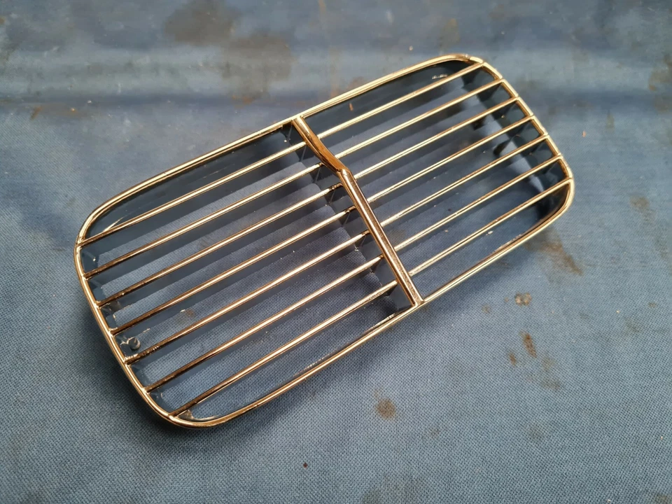 REJILLA LATERAL GORRO JAGUAR DAIMLER/TOMA DE AIRE SE ADAPTA A XJ6 XJ12 S1 y DS420 BD30582 Foto 2 de 4