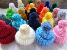 1x 1:9 Scale Dolls House Miniature: Colour Choice Woolly Beanie Bobble Hat 3cm
