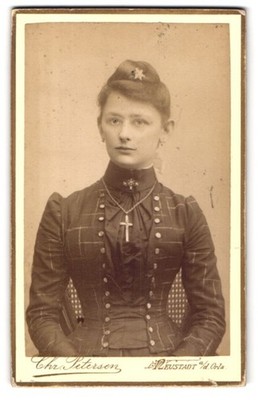 Fotografie Chr. Petersen, Neustadt a. d. Orla, Junge Dame mit hochgestecktem Ha 