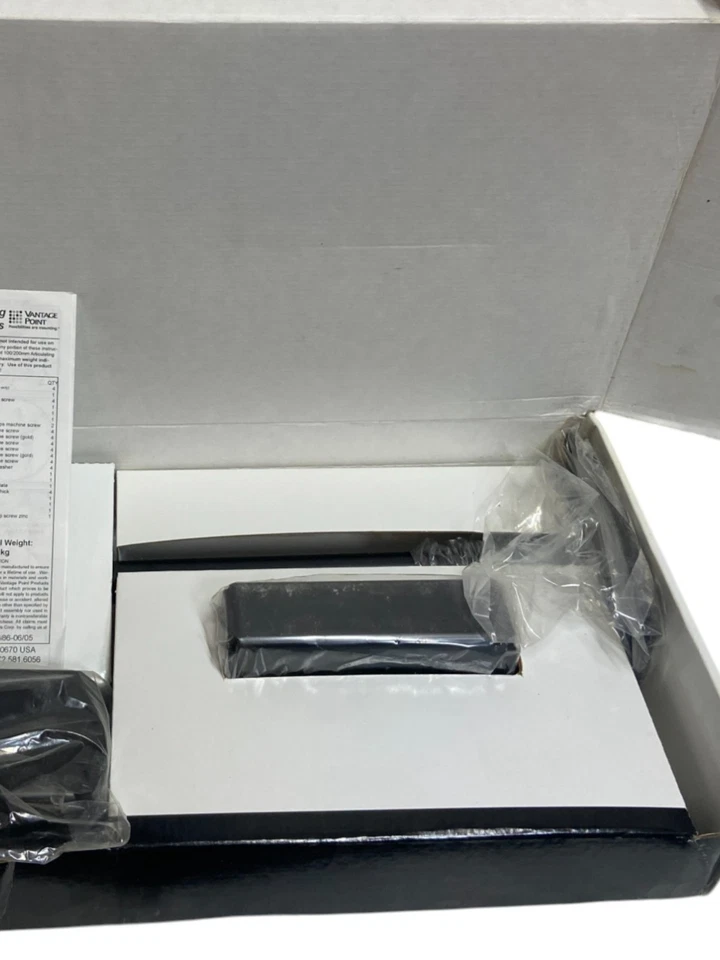 Montaje de techo inclinable Vantage Point AX2ACL01-B para pantallas de 20" a 42" - Caja abierta Foto 4 de 4