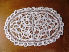 Handarbeit Tischläufer  Deckchen oval Größe 28 cm x 43 cm Vollbändchen Weiß