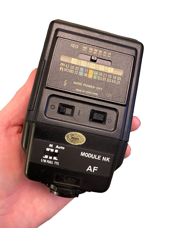 Lote de cámaras fotográficas SLR de 35 mm de colección Canon AE-1 Nikon N2020AF lentes manuales flash Foto 4 de 4