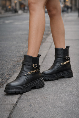 NIB KARL LAGERFELD PARIS Womens Laelith Chunky Lug Soles Booties Black sz 9