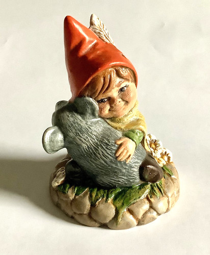 GNOME Hand Painted 1981 Ceramic Figurine Girl Hugging Mouse Rien Poortvliet 4 in