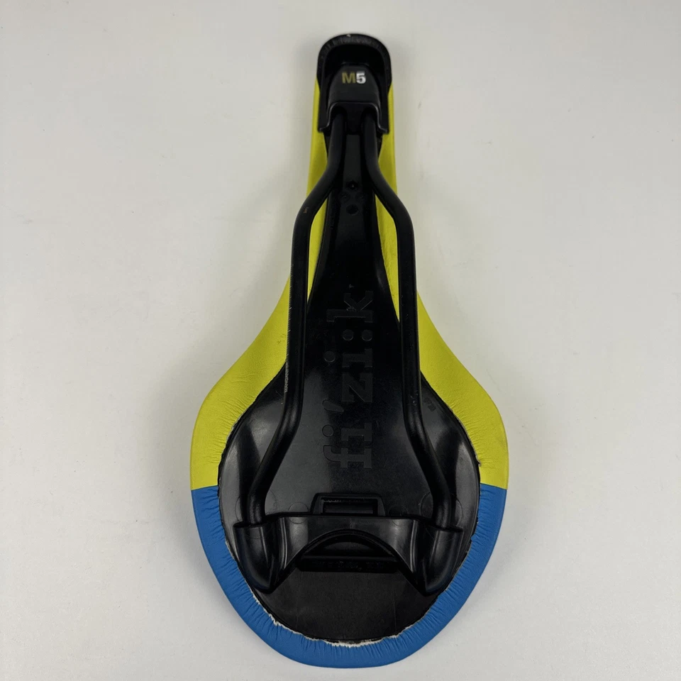Selim de corrida Fizik Tundra M5 azul amarelo com trilhos de manganês - Imagem 2 de 4