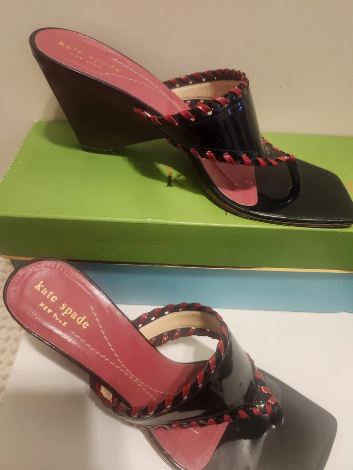 Sandalias de cuña Kate Spade de cuero negro con ribete rojo punta cuadrada talla 7,5 Ret $239 Foto 2 de 4