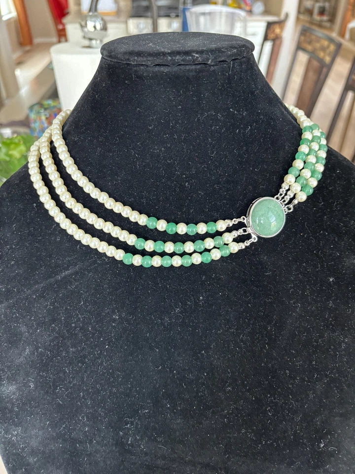 Precioso collar de perlas y jade de 3 hebras 18"