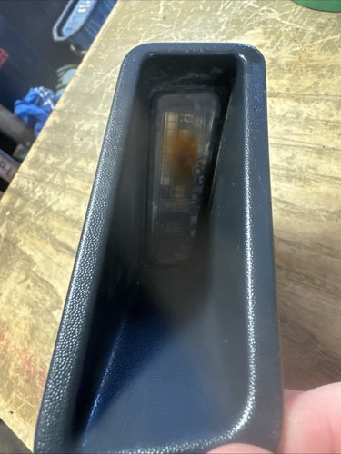 Luz de lámpara de matrícula Ram 3500 19-24, derecha - Mopar 68384254AB 22JS2410-A12 - Imagen 3 de 7