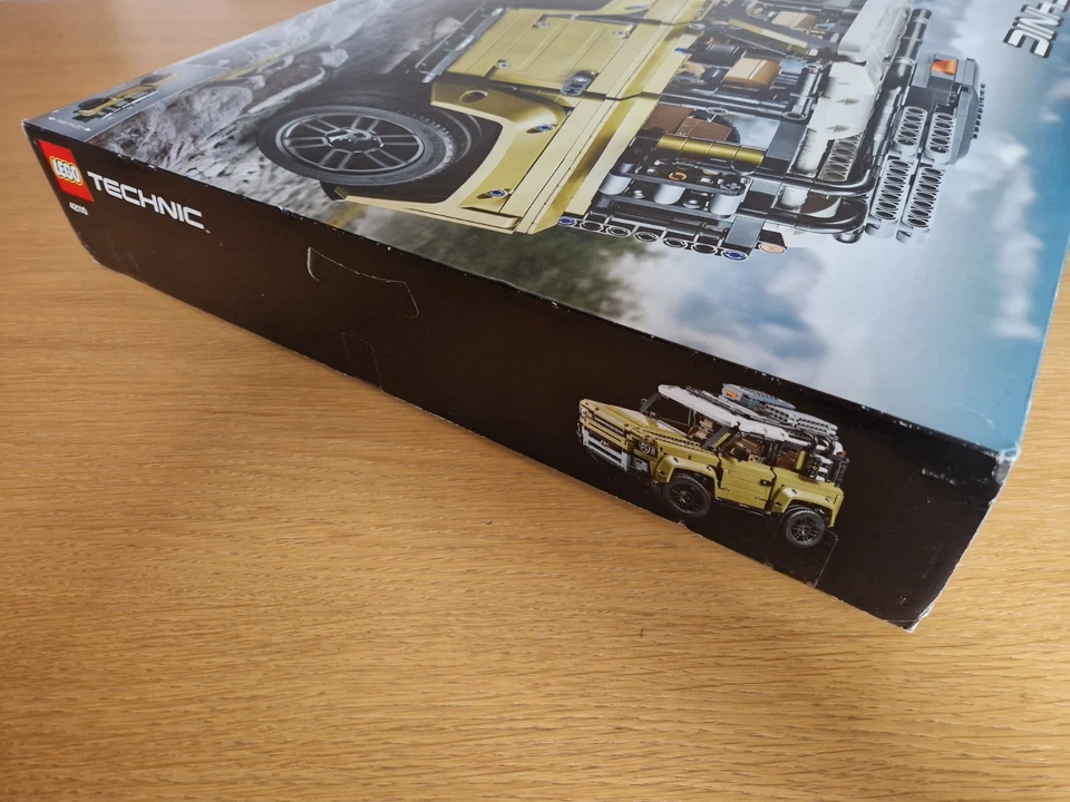 LEGO TECHNIC. LAND ROVER DEFENDER. 42110. BNIB. FREE SHIPPING. - Image 3 of 4