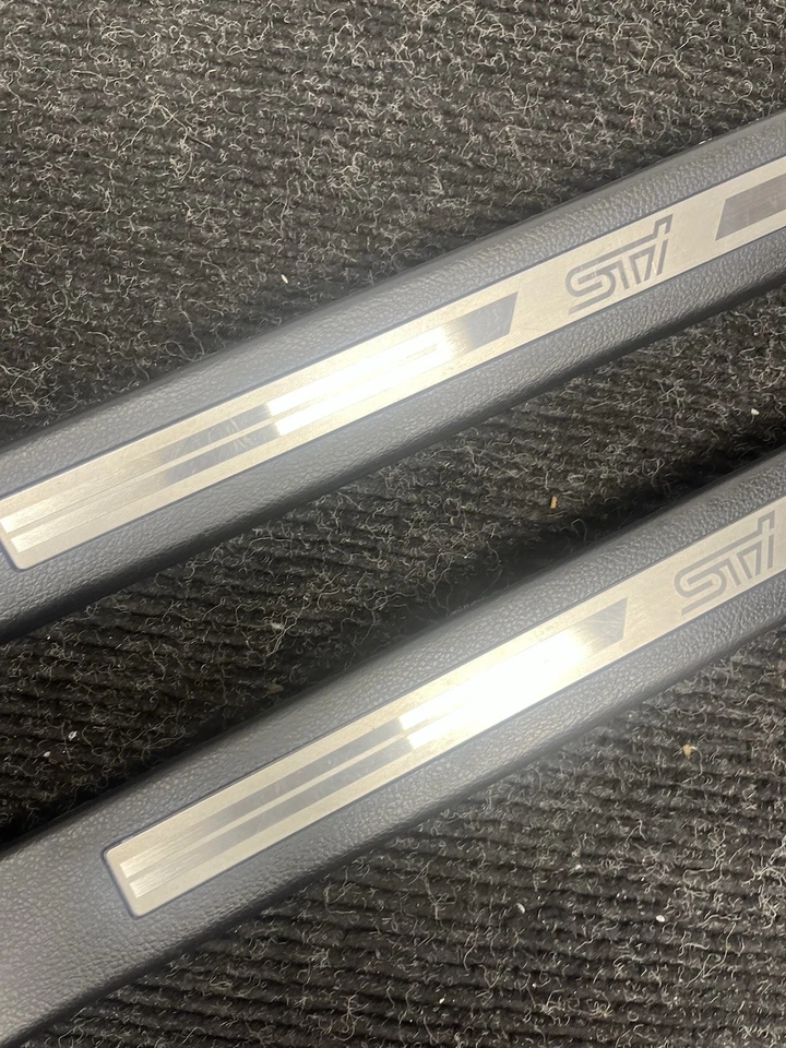 ☑️ Комплект отделки подоконника передней двери для Subaru WRX STI 2015-2021 годов выпуска от оригинального производителя LU85 - Изображение 3 из 4