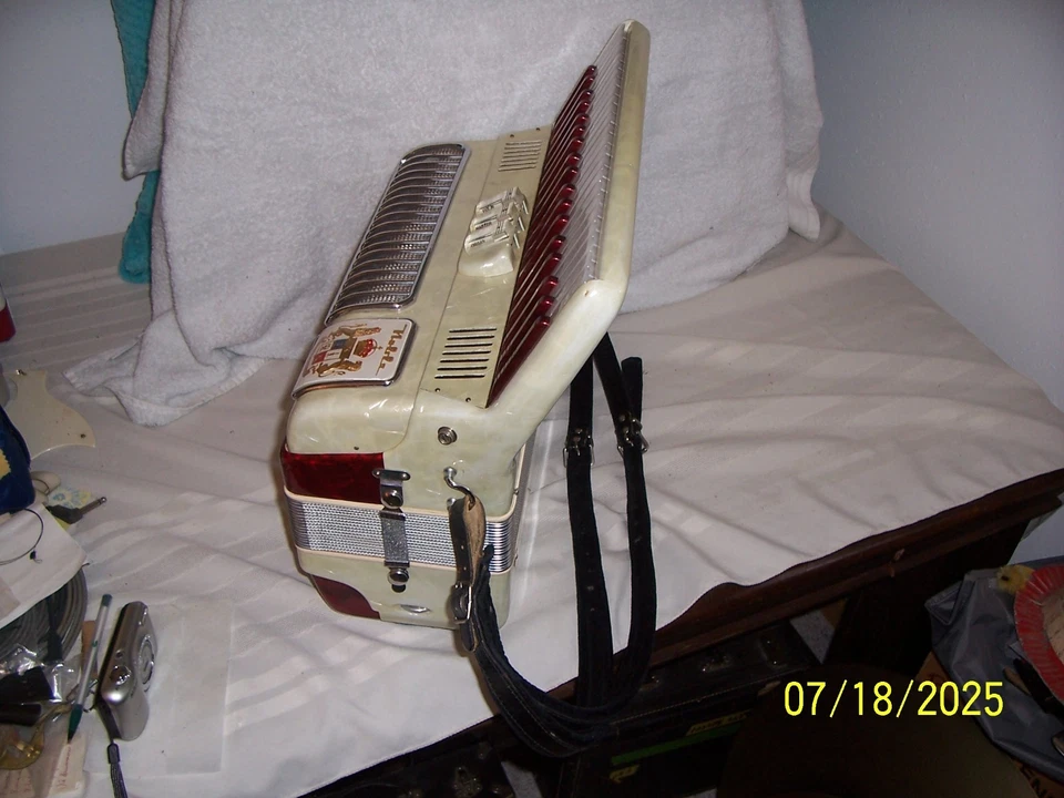 Noble Accordion Red & White 2/4 reeds 120 bass accordian Good used Condition - Image 4 of 4