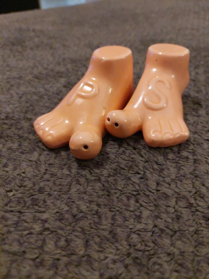 Salero y pimentero vintage de calle pies desnudos con uñas rojas Japón Foto 3 de 4