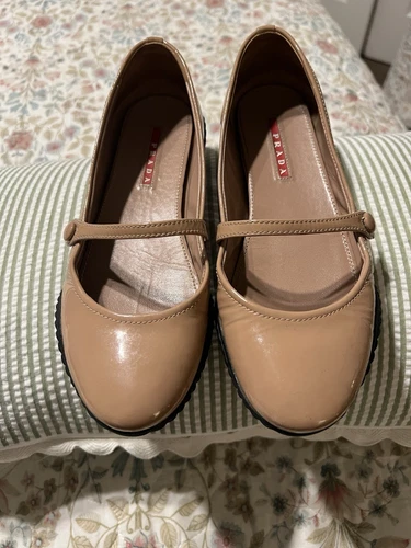 PALLERINE PRADA MARY JANE VERNICE BEIGE IN PELLE TAGLIA 36 5 EU 6 5 US VENDITA AL DETTAGLIO $795.