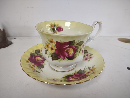 ROYAL ALBERT Bone China Radiance Srs Tea Cup & Saucer Red Roses England Yellow - Picture 10 of 10