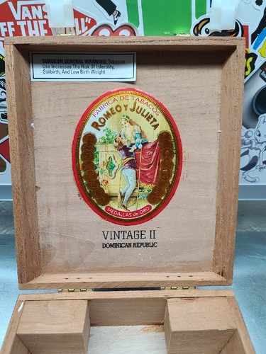 Romeo y Julieta | Vintage II Wood Cigar Box Empty - 8" x 7" x 2.75" - Picture 11 of 12