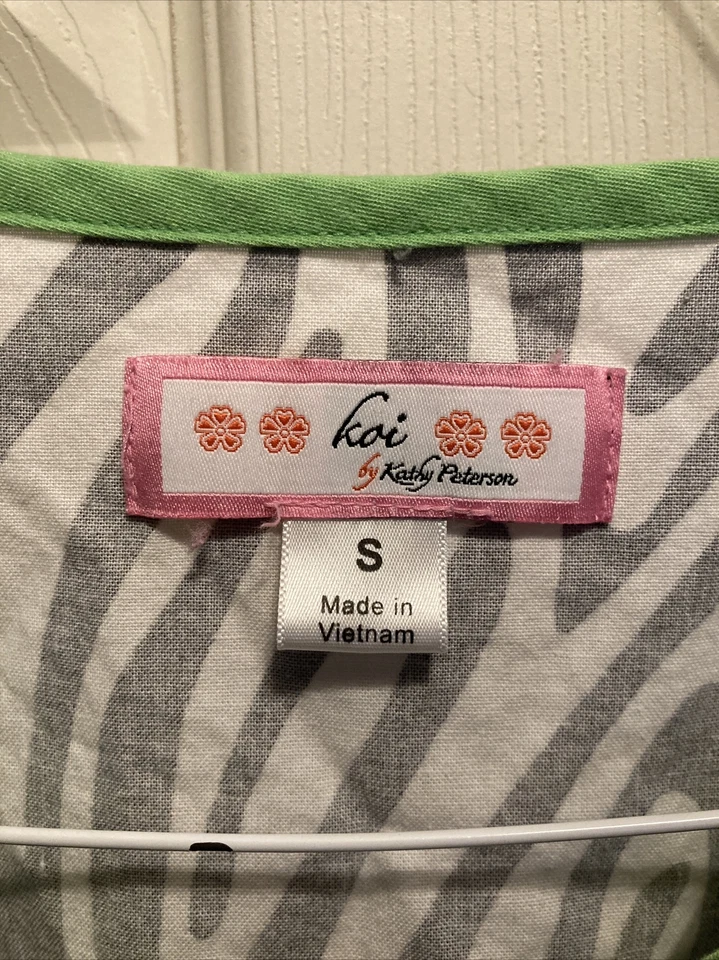 TOP EXFOLIANTE MUJER KOI ESTAMPADO CEBRA NEGRO/BLANCO/VERDE 115ZEB TALLA PEQUEÑA Foto 3 de 4