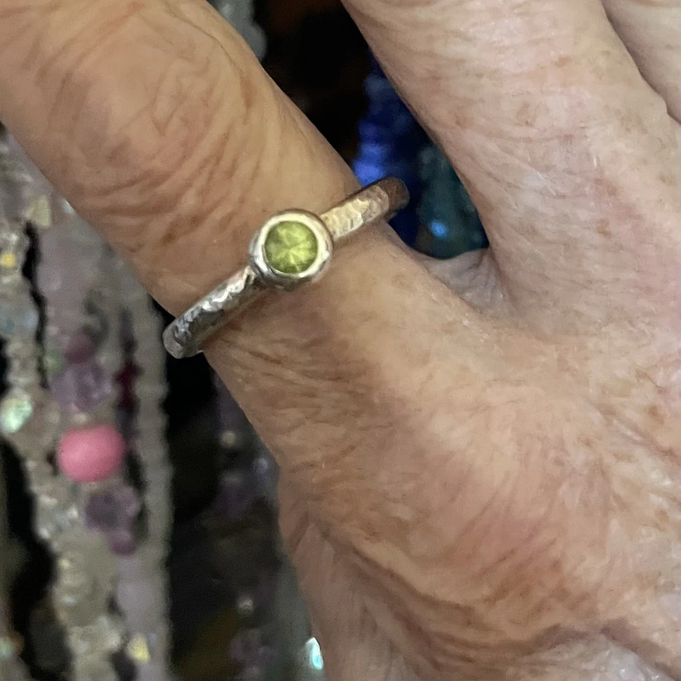 Ring 925 Silber gehämmert mit einem Peridot Edelstein Gr. 58 neuwertig - Bild 4 von 4