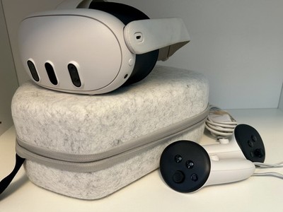 Meta Quest 3 512GB VR Headset   Complete Setup w/ Controllers/ Charger & Case
