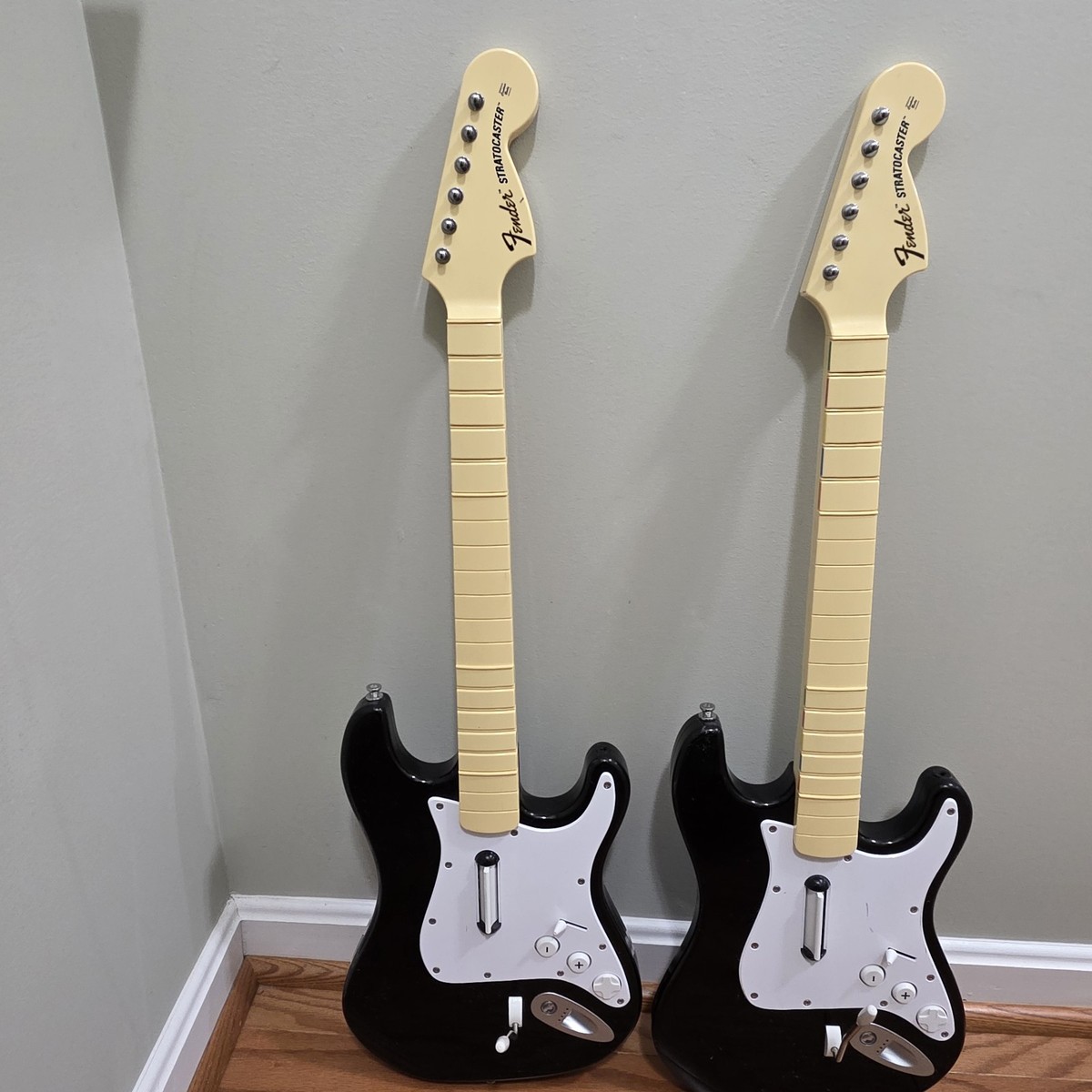 2 Harmonix Guitar Hero Rock Band Fender Stratocaster 19091. NO