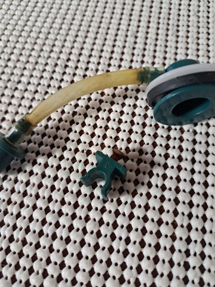 Clip frontal para botella de agua/jabón Bissell Little Green y accesorio de drenaje, modelo 1720-1  Foto 2 de 4