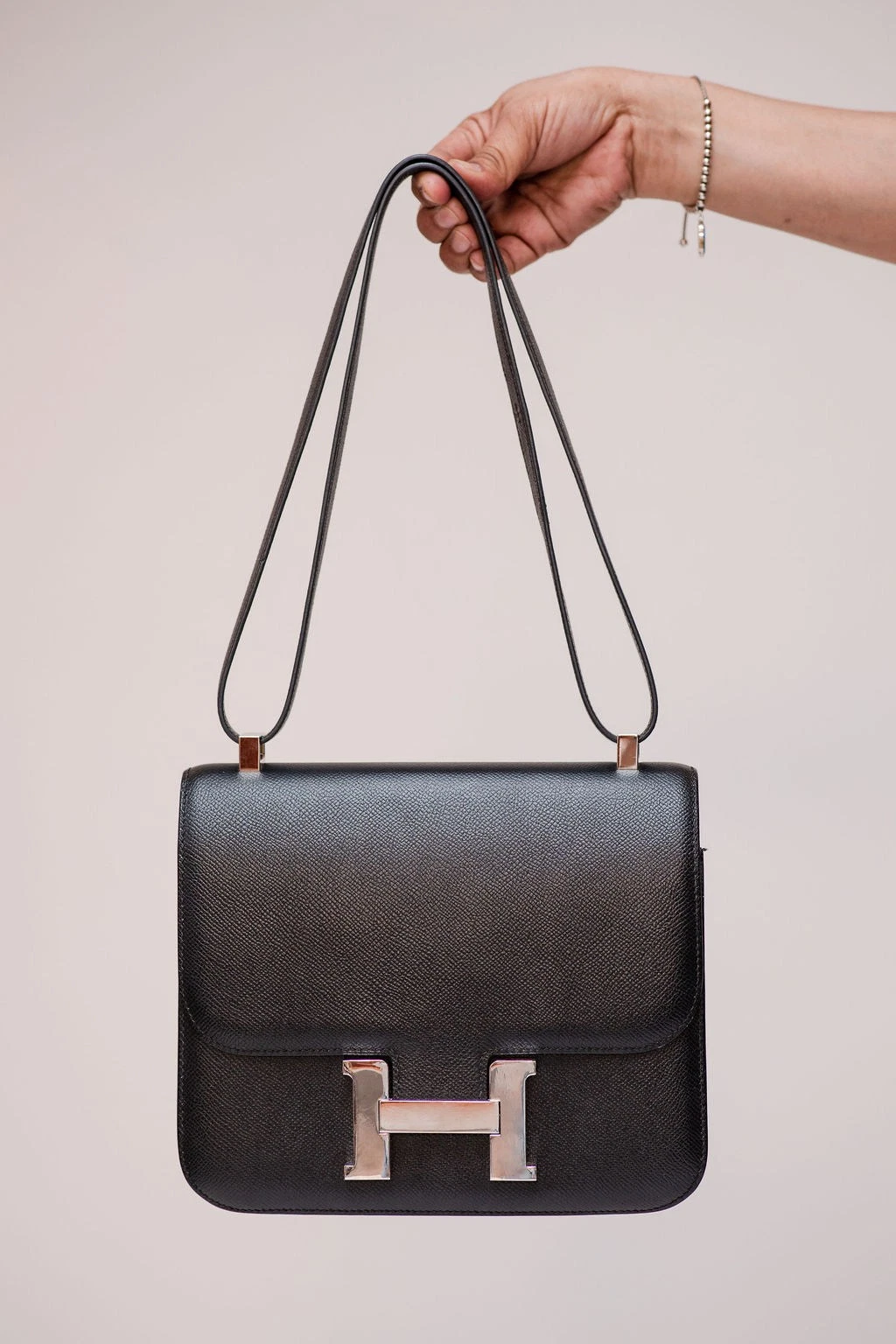 HERMÈS Borsa a mano nera CONSTANCE III 24 cm in pelle Epsom con ferramenta palladio HERMES