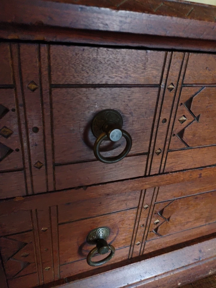 Cómoda estilo Kimbel and Cabus espejada con azulejos estética antigua moderna gótica Foto 3 de 4